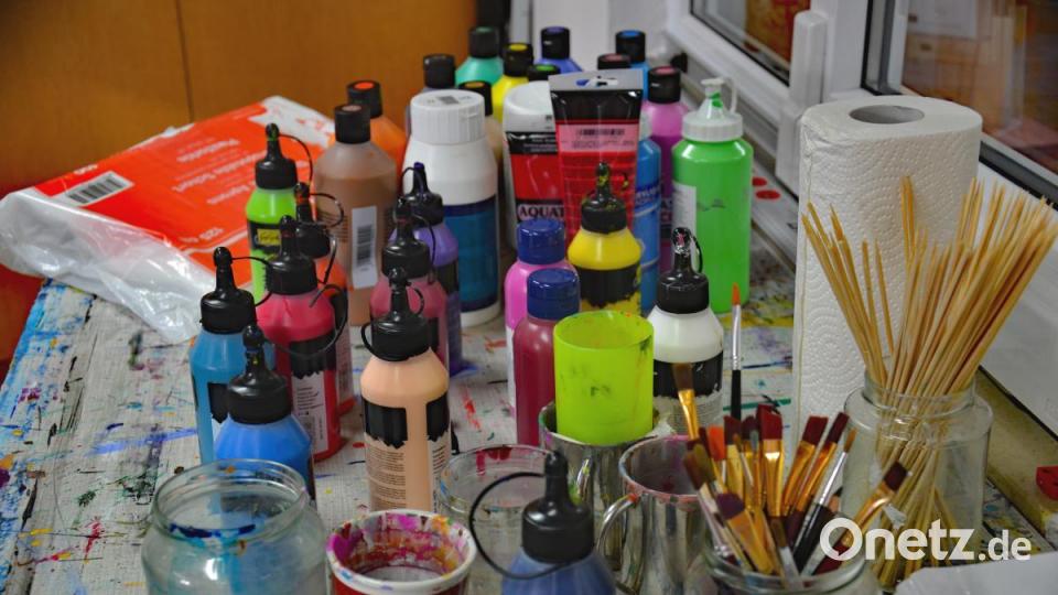 Viele bunte Farben und Pinsel sind in Gebrauch. Bild: Schmid