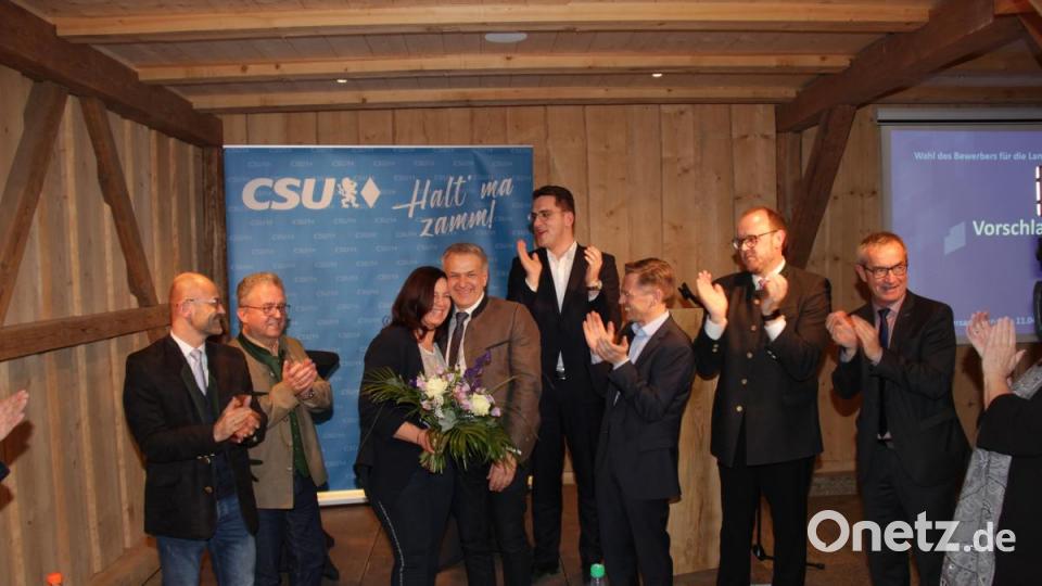 Die CSU applaudiert ihrem Landratskandidaten Roland Grillmeier (Mitte). Von links: stellvertretender Landrat Alfred Scheidler, Fraktionsvorsitzender Toni Dutz, Claudia Grillmeier, Europakandidat Christian Doleschal, Landtagsabgeordneter Tobias Reiß, Neustadts Landrat Andreas Meier und Kemnaths Bürgermeister Werner Nickl. Bild: rti