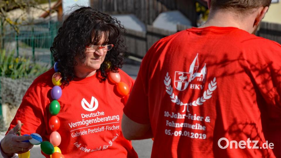 Schmücken ist mit den langen Girlanden ganz schön schwierig. Bild: Schmid