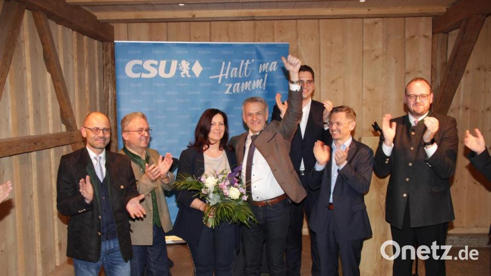 Die CSU applaudiert ihrem Landratskandidaten Roland Grillmeier (Mitte). Von links: stellvertretender Landrat Alfred Scheidler, Fraktionsvorsitzender Toni Dutz, Claudia Grillmeier, Europakandidat Christian Doleschal, Landtagsabgeordneter Tobias Reiß und Neustadts Landrat Andreas Meier. Bild: rti