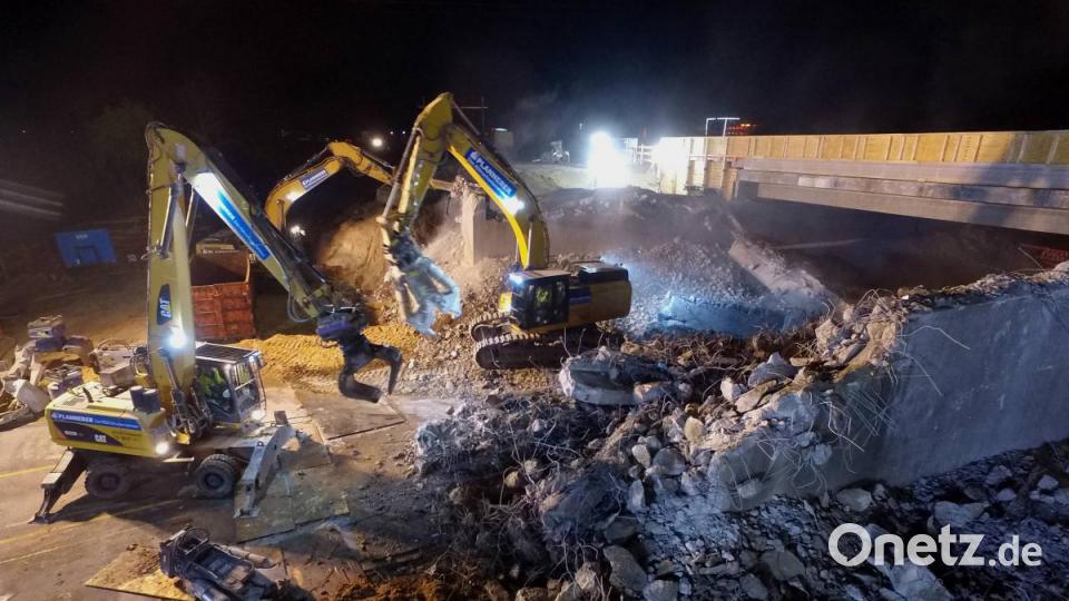 In der Nacht auf Sonntag wurde die Autobahnbrücke über der Max-Planck-Straße in Regensburg abgebrochen. Bild: Alexander Auer