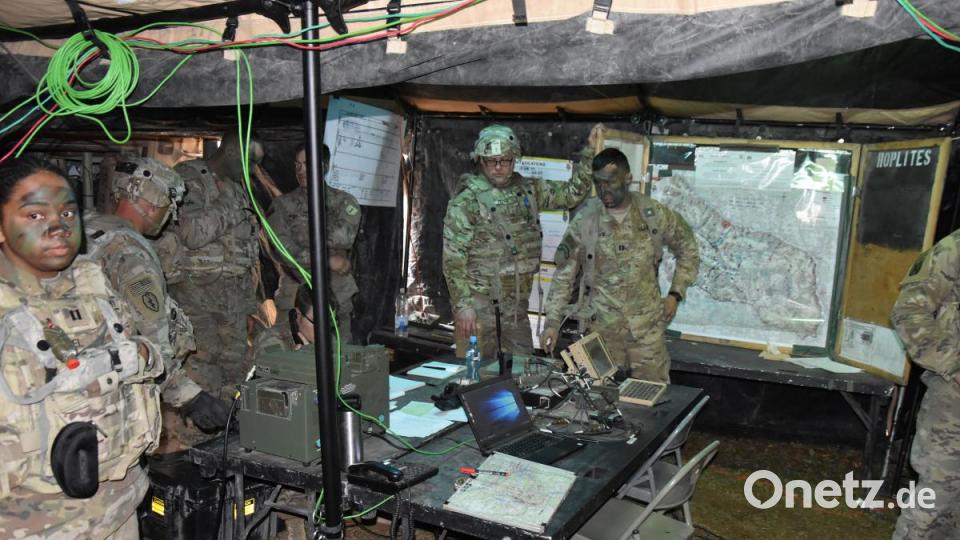 Die Operationszentrale des 2. Bataillon 34. Panzerregiment der US-Armee. Die US-Soldaten steuern den Einsatz ihrer Einheiten und halten die Verbindung zum Brigadekommando. Bild: Alexander Pausch