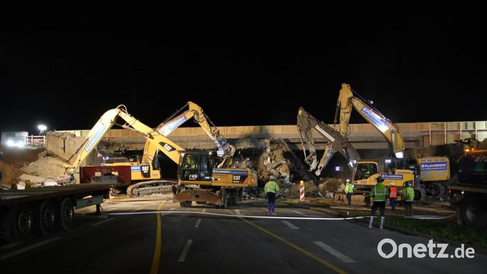 In der Nacht auf Sonntag wurde die Autobahnbrücke über der Max-Planck-Straße in Regensburg abgebrochen. Bild: Alexander Auer