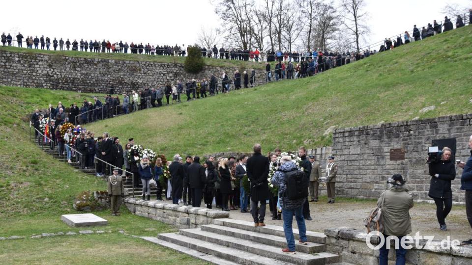 Die lange Reihe der Jugendlichen und Angehörigen auf dem Weg ins Tal des Todes. Bild: Alexander Pausch