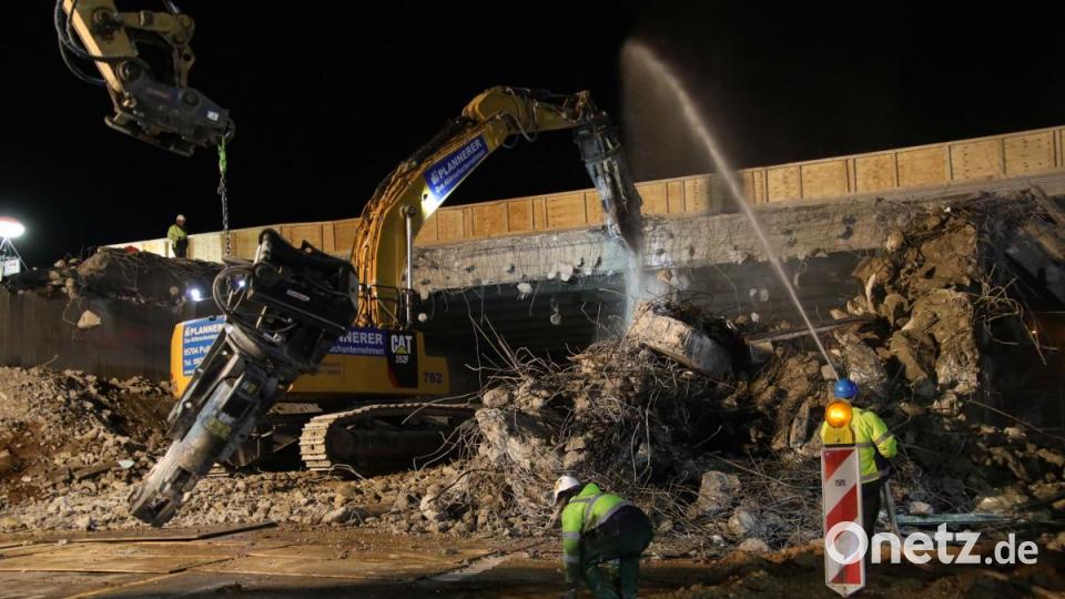 In der Nacht auf Sonntag wurde die Autobahnbrücke über der Max-Planck-Straße in Regensburg abgebrochen. Bild: Alexander Auer