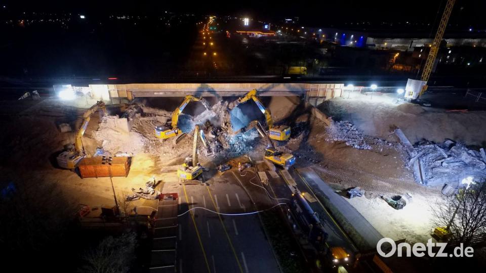 In der Nacht auf Sonntag wurde die Autobahnbrücke über der Max-Planck-Straße in Regensburg abgebrochen. Bild: Alexander Auer