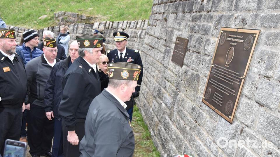 Veteranen der US-Armee haben vor der Tafel zur Erinnerung an Dietrich Bonhoeffer einen Kranz niedergelegt. Bild: Alexander Pausch