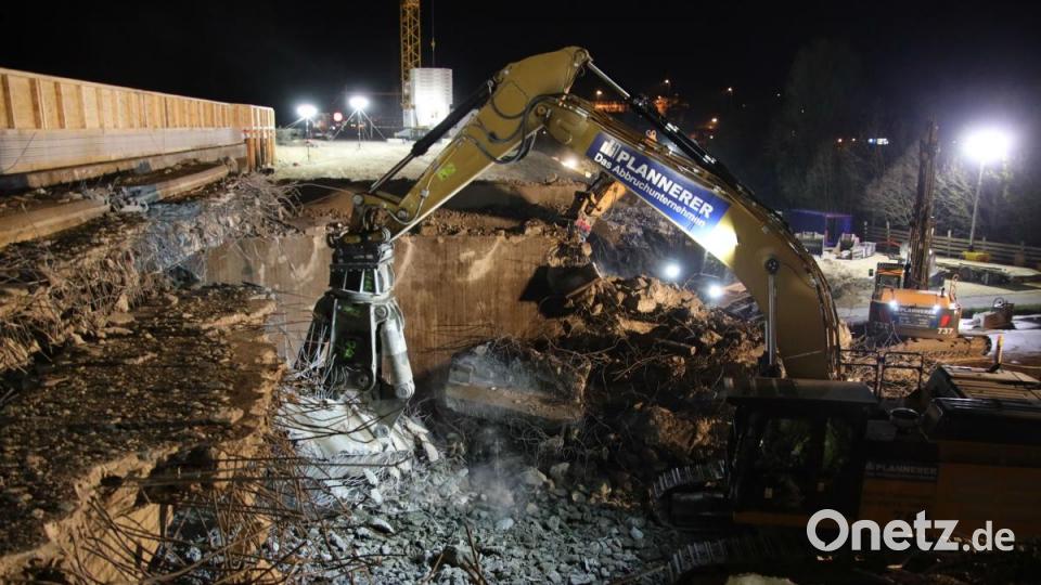 In der Nacht auf Sonntag wurde die Autobahnbrücke über der Max-Planck-Straße in Regensburg abgebrochen. Bild: Alexander Auer