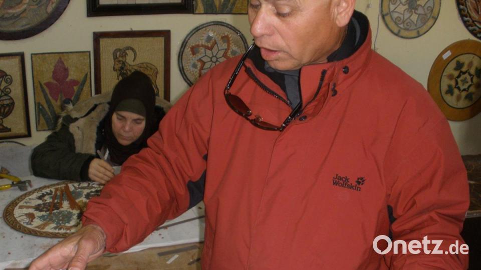 In wertvoller Kleinstarbeit werden Mosaiken hergestellt Bild: rgr