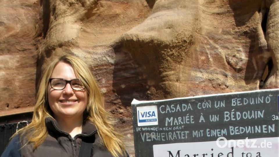 Cheryl Frank wollte ihr Buch von der Autorin signieren lassen, doch leider war nur der Sohn von Marguerite van Geldermalsen in Petra. Bild: rgr