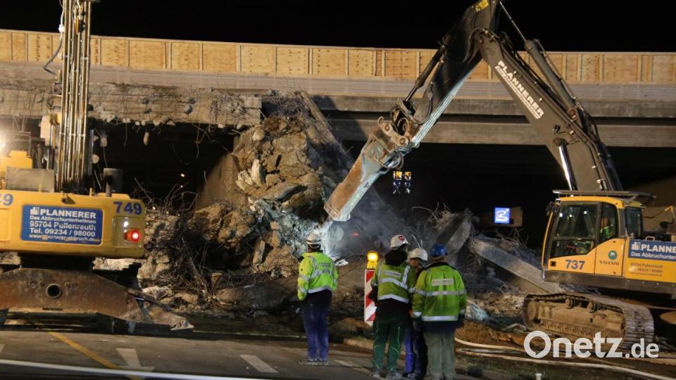 In der Nacht auf Sonntag wurde die Autobahnbrücke über der Max-Planck-Straße in Regensburg abgebrochen. Bild: Alexander Auer