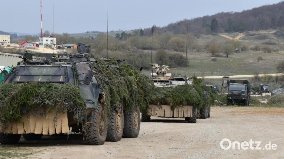 Die Transportpanzer Fuchs und Boxer sind für den Einsatz im Gelände des Truppenübungsplatzes Hohenfels getarnr. Bild: Alexander Pausch