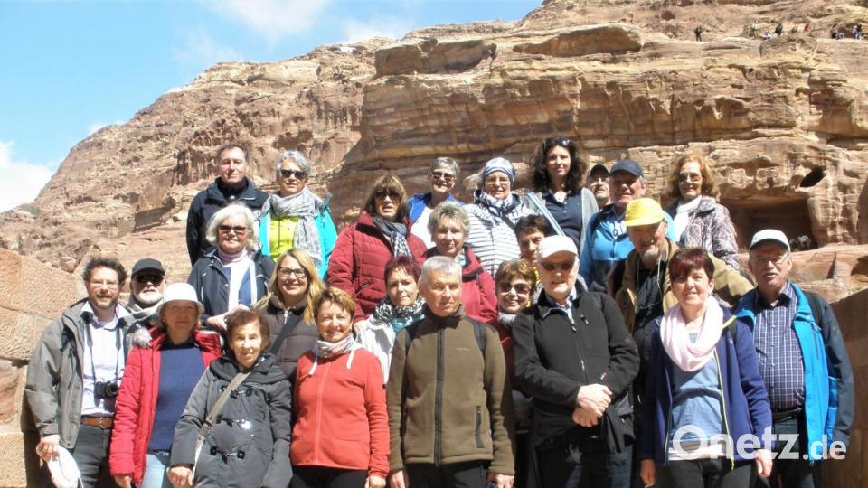 25 Reiseteilnehmer aus Grafenwöhr, Eschenbach, Pressath, Neustadt am Kulm, Neustadt/Waldnaab, Reuth, Vohenstrauß und Weiden waren bei der Fahrt nach Jordanien dabei. Pfarrer Dr. André Fischer (links) war der Reiseleiter der Oberpfälzer. Bild: rgr