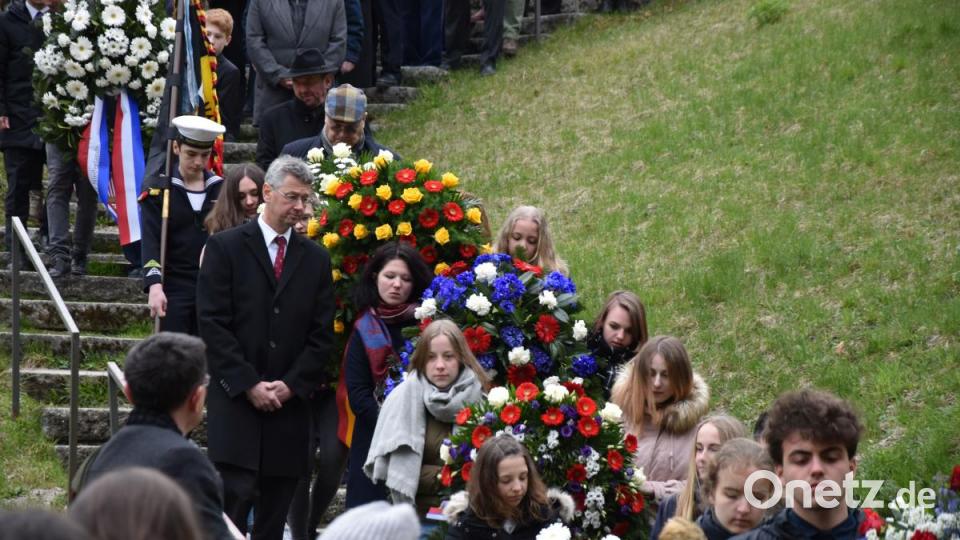 Jugendliche tragen die Kränze ins Tal des Todes. Mittendrin Kultusminister Michael Piazolo. Bild: Alexander Pausch