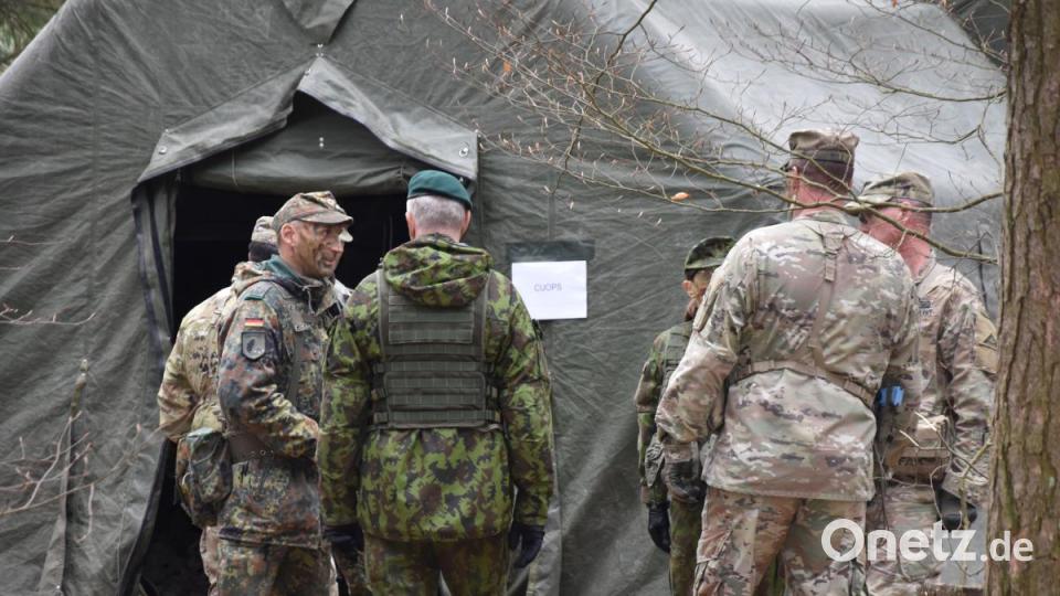 Ein Gespräch vor dem Eingang zum Herzstück des Gefechtsstandes der Brigade. Bild: Alexander Pausch