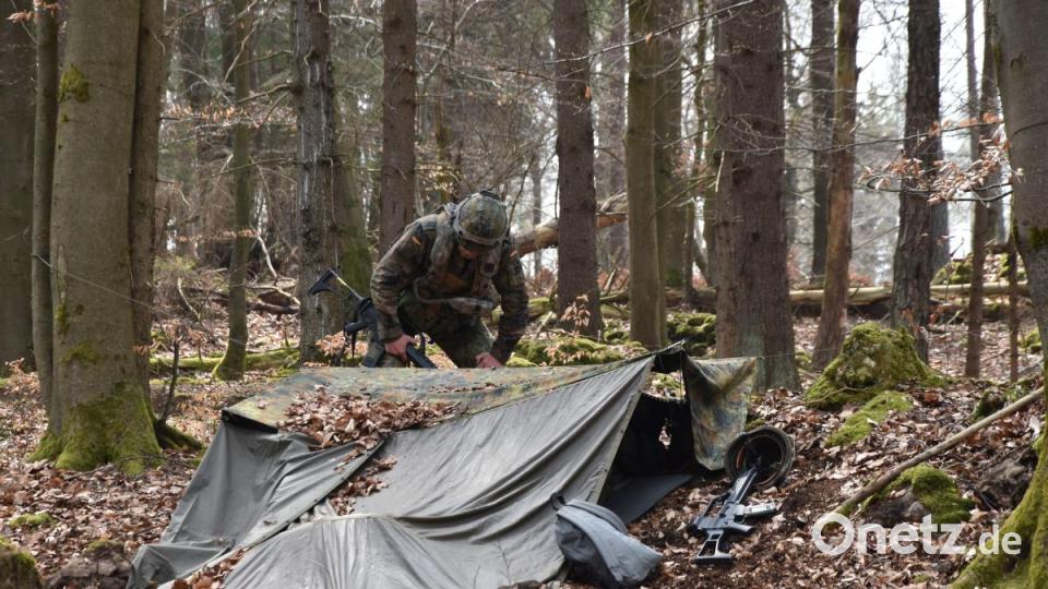 Der Schlafplatz ist mit Planen abgedeckt. Bild: Alexander Pausch