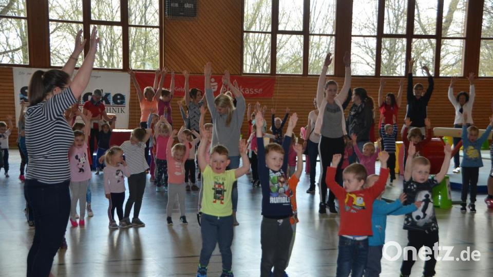 Beim Aufwärmlied "Theo, Theo" machen alle begeistert mit. Bild: dob