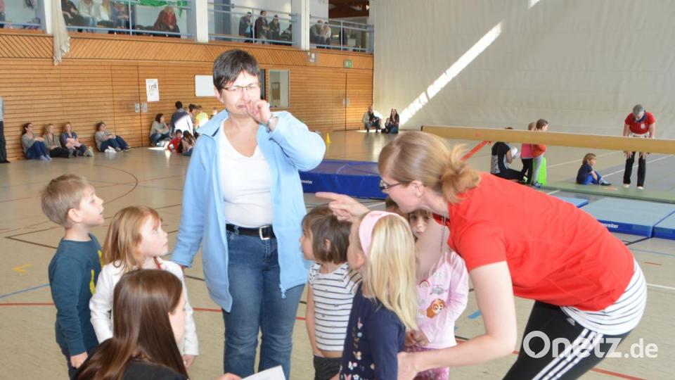 Die Mädchen und Buben der TV-Märchenolympiade begegneten vielen bekannten Märchengestalten der Gebrüder Grimm. Bild: dob