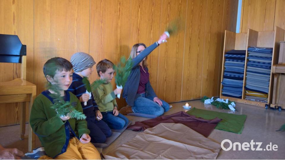 Der Einzug in Jerusalem: Die Kinder spielen die Geschichte mit „echten“ Palmzweigen nach. Bild: rpp