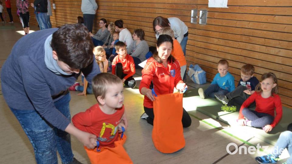 Wie der Gestiefelte Kater hüpfen die Teilnehmer durch die Dreifachturnhalle. Bild: dob