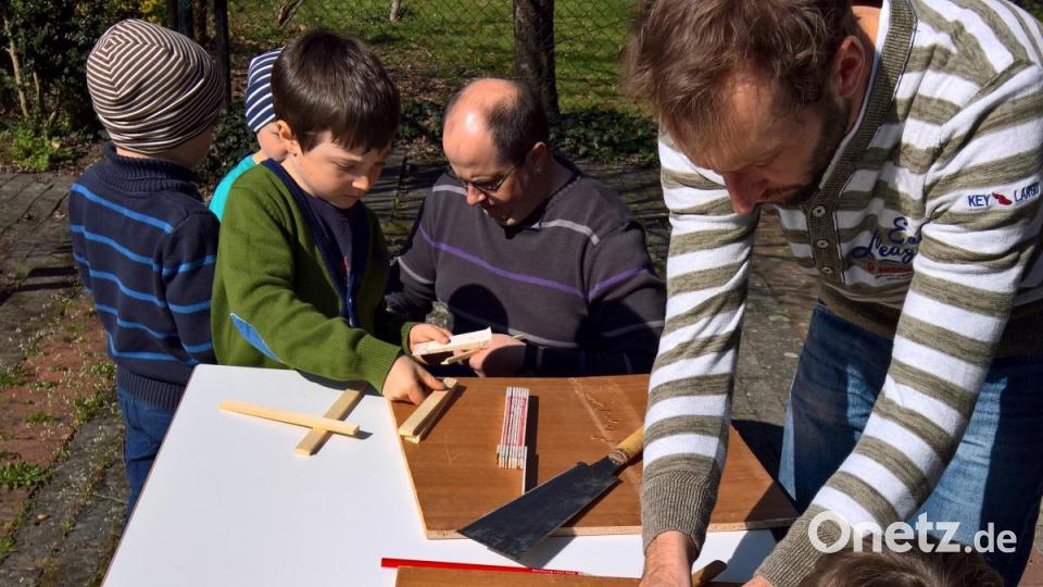 Die Kinder stellten begeistert selbst ein Kreuz her, das sie mit nach Hause nehmen durften. Bild: rpp