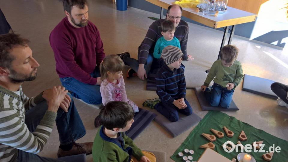 Im Garten Gethsemane: Zum ersten Mal erfahren die Kinder, dass auch Jesus Angst hatte und betete. Er erlebte die Enttäuschung, dass seine Freunde eingeschlafen waren und nicht mit ihm wachten. Bild: rpp