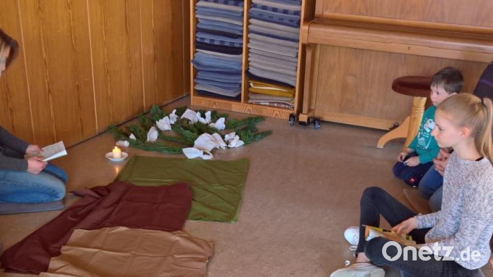 Der Einzug in Jerusalem: Die Kinder spielen die Geschichte mit „echten“ Palmzweigen nach. Bild: rpp