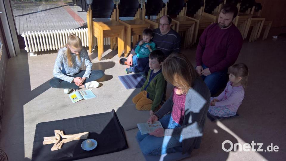 Die Kreuzigung: Jesus wird tatsächlich ans Kreuz geschlagen. Die Kinder können sich vorstellen, wie schmerzhaft das war und fragen danach. Doch das Kreuz ist auch Hoffnungsträger. Es erinnert daran, dass uns durch Jesu Kreuzestod und Auferstehung das ewige Leben geschenkt wurde. Bild: rpp