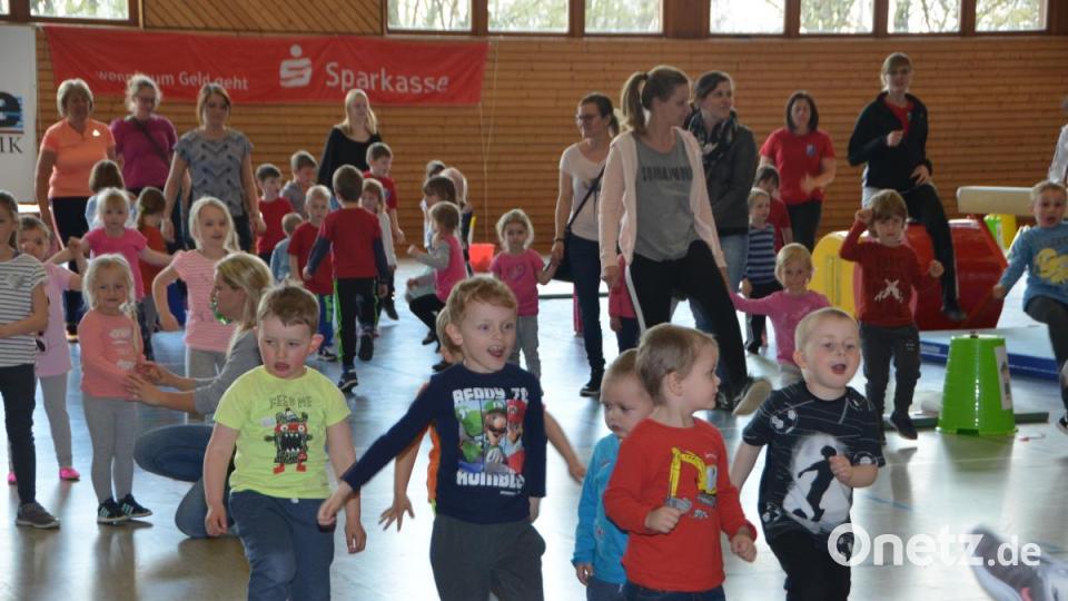 Beim Aufwärmlied "Theo, Theo" machen alle begeistert mit. Bild: dob