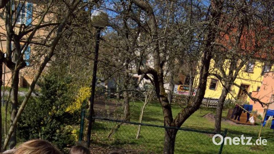 Die Kinder stellten begeistert selbst ein Kreuz her, das sie mit nach Hause nehmen durften. Bild: rpp
