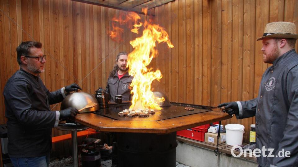 Die Griller um Markus Brunner (links) hatten die Flammen stets unter Kontrolle. Bild: wro