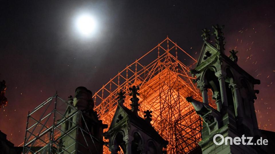 Der Vollmond steht über der brennenden Kathedrale Notre-Dame. In der weltberühmten Kathedrale Notre-Dame in Paris war am Montagabend ein Feuer ausgebrochen. Bild: Julien Mattia/Le Pictorium Agency via ZUMA/dpa
