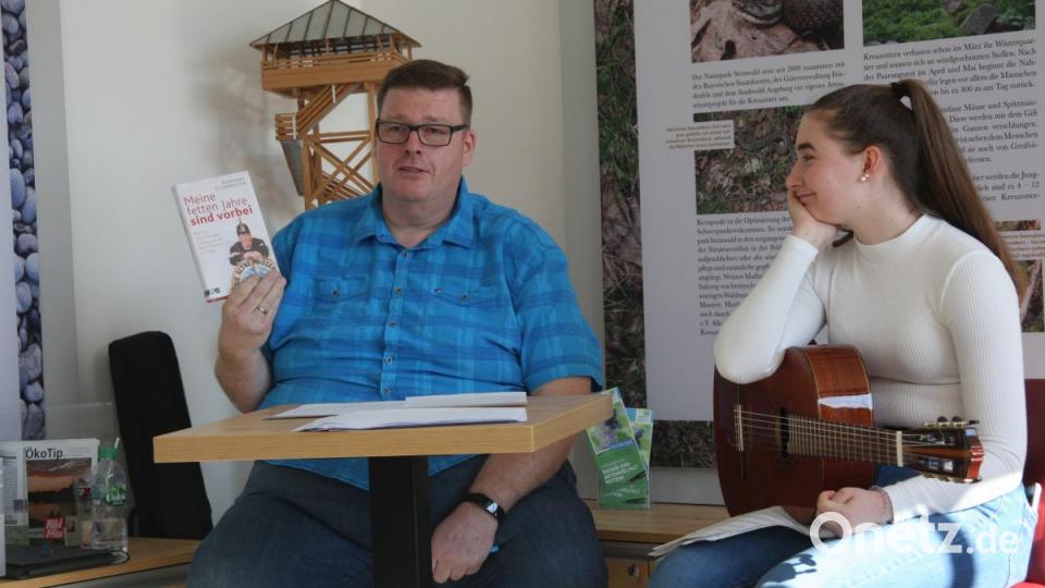 Reinhard Stummreiter und Nichte Lisa im Dorfladen. Bild: wro