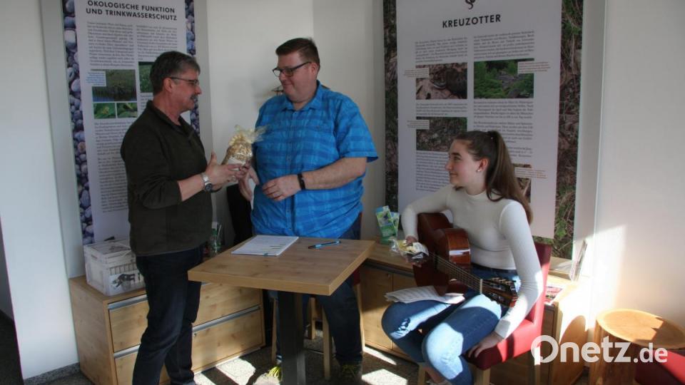 Bürgermeister Wolfgang Braun (links) bedankte sich mit einem Geschenk aus dem Dorfladen bei Reinhard Stummreiter und seiner Gitarristin, Nichte Lisa für den Auftritt. Bild: wro