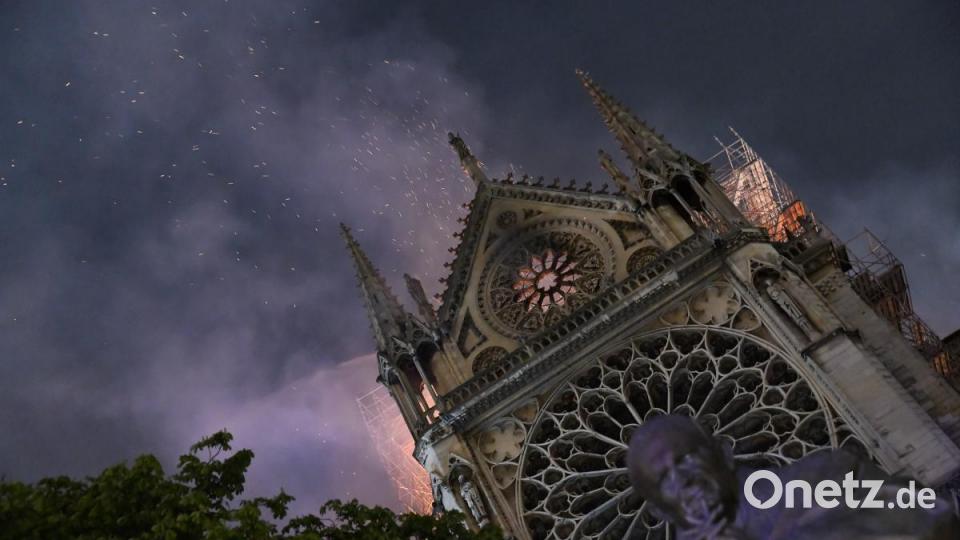 Funken, Flammen und Rauch steigen aus der Kathedrale Notre Dame auf. Bild: Julien Mattia/Le Pictorium Agency via ZUMA/dpa