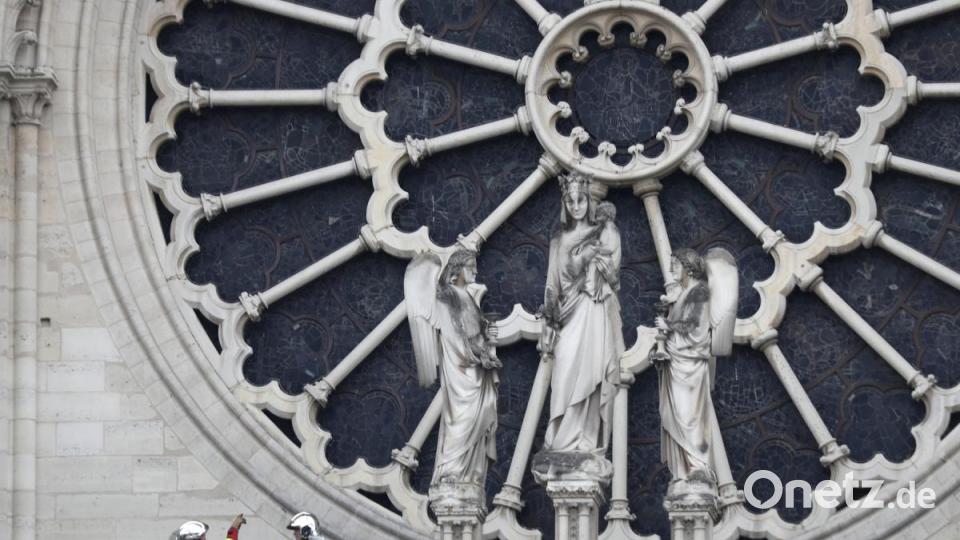 Feuerwehrleute inspizieren die Kathedrale Notre-Dame nach dem Brand, der einen Großteil des Gebäudes zerstört hat. Bild: Thibault Camus/AP/dpa