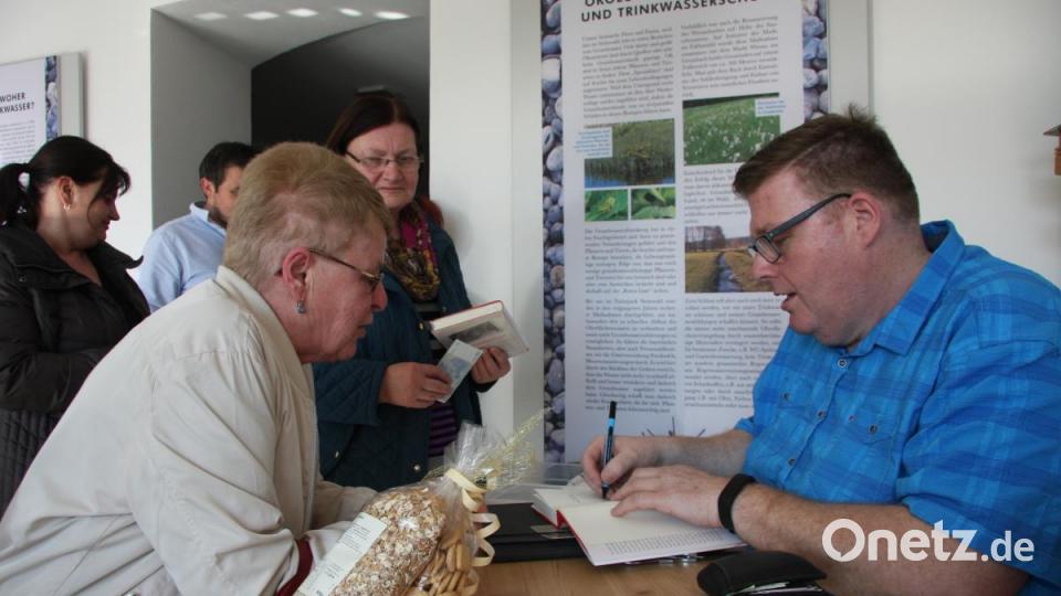 Autogrammstunde mit Autor und Feierwehr-Trommler Reinhard Stummreiter. Bild: wro