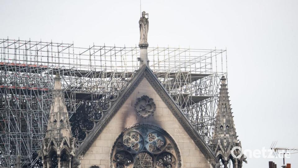Die Fassade der Kathedrale Notre-Dame ist schwarz verkohlt. In der weltberühmten Kathedrale Notre-Dame in Paris war am Montagabend ein Feuer ausgebrochen. Bild:  Marcel Kusch/dpa