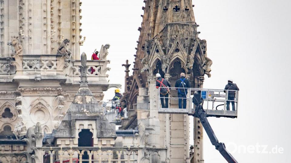 Feuerwehrleute und Spezialisten begutachten das Dach der Kathedrale Notre-Dame +++ / Urheber: Marcel Kusch Bild:  Marcel Kusch/dpa