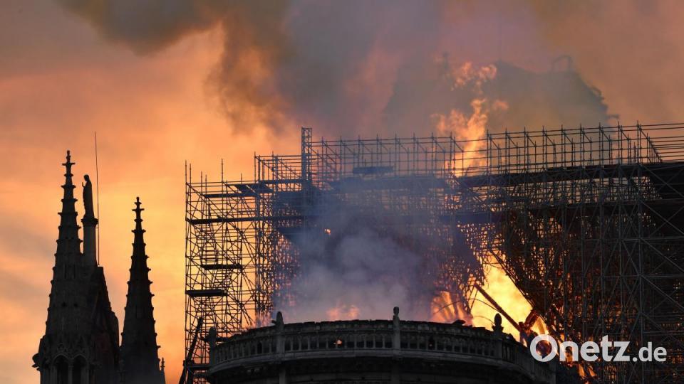 Ein stundenlang wütendes Feuer verwüstet die Kathedrale Notre-Dame in Paris. Bild: Julien Mattia