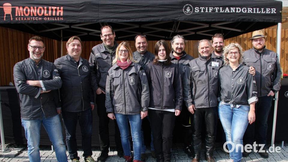 Die &quot;Stiftlandgriller&quot; um Vorsitzenden Markus Brunner (links) und Zweiten Vorsitzenden Thomas Haberkorn (Fünfter von links) und Kassenwart Karsten Heßing (Drittern von links) nach getaner Arbeit. Bild: wro