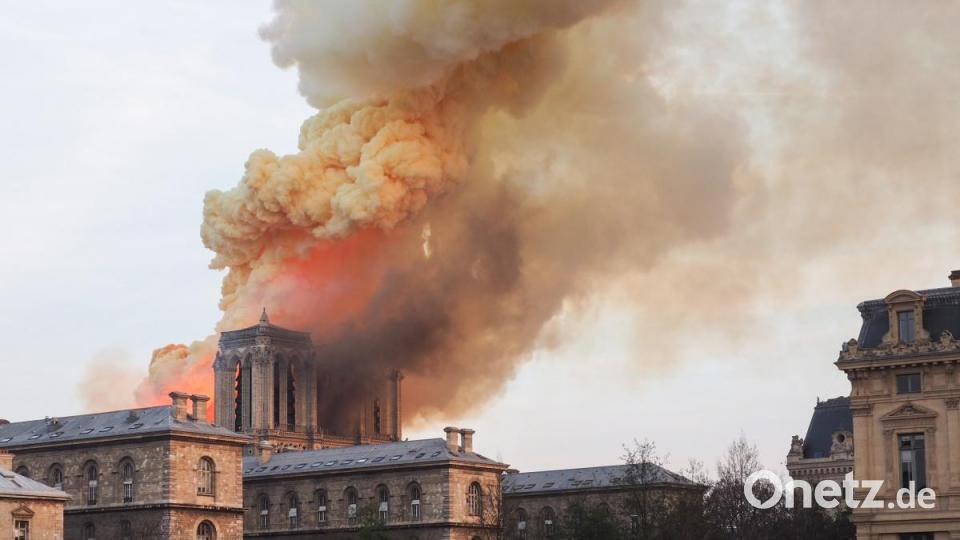 Eine riesige Rauchsäule steht über der Pariser Kathedrale Notre-Dame. Bild: Christian Böhmer