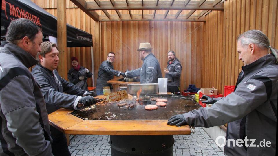 Offiziell eröffnet wurde die Grillsaison am Samstag. Anlass war das fünfjährige Bestehen des Fuchsmühler Markthauses mit Dorfladen. Bild: wro