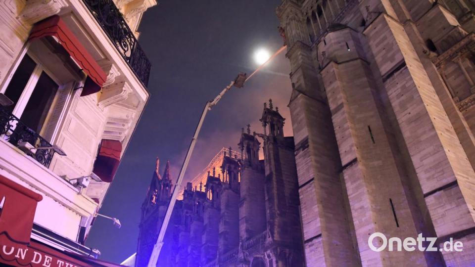 Feuerwehrleute versuchen, das Feuer in der Kathedrale Notre-Dame zu löschen. Bild: Julien Mattia/Le Pictorium Agency via ZUMA/dpa