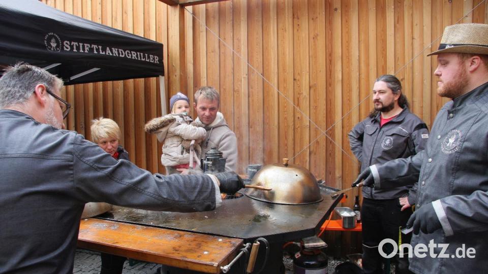 Wer wollte, durfte den „Freunden der heißen Glut“ bei der Arbeit über die Schultern schauen. Bild: wro