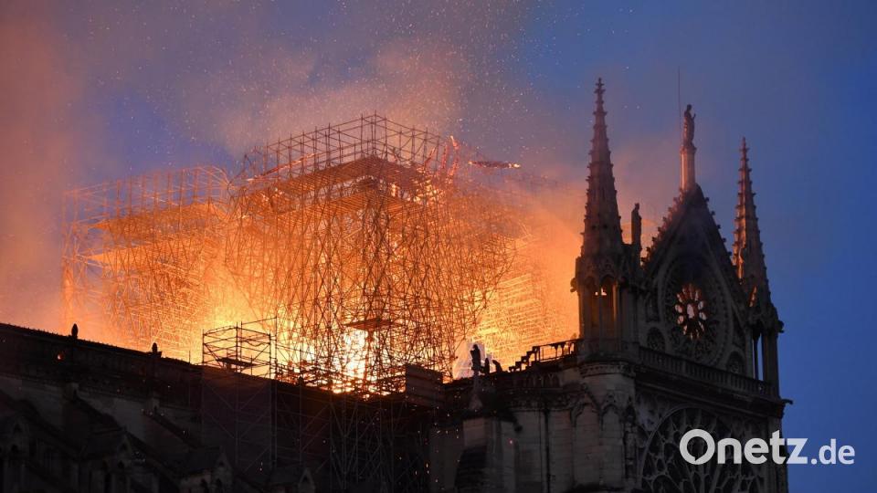 Flammen und Rauch steigen aus der Kathedrale Notre Dame auf. Bild: Julien Mattia/Le Pictorium Agency via ZUMA/dpa