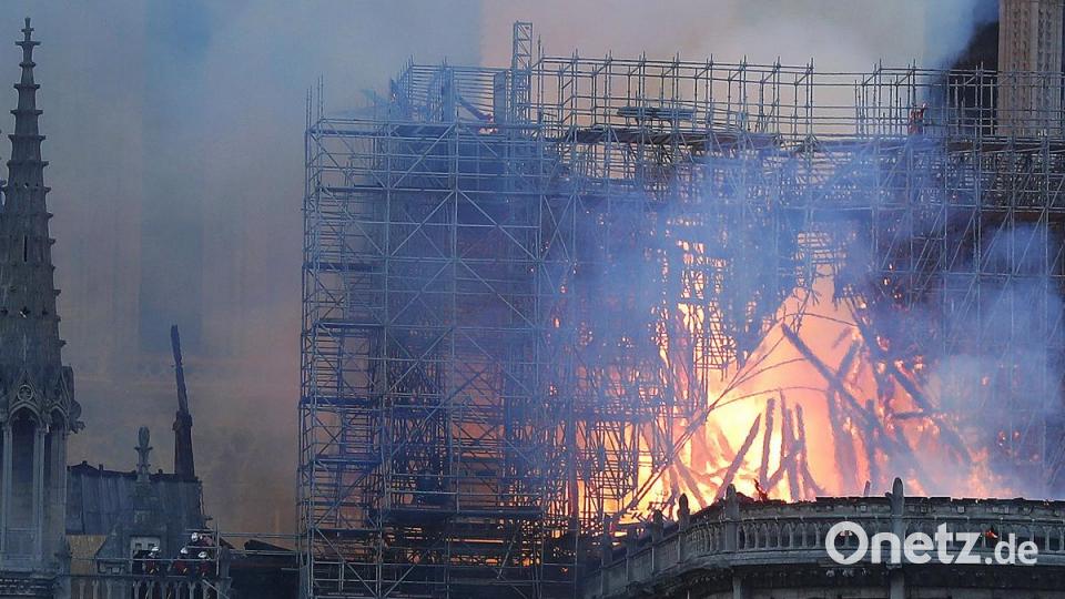 Feuerwehrleute (l) versuchen, das Feuer in der Kathedrale Notre-Dame zu löschen. Foto: Thibault Camus/AP Bild: Thibault Camus