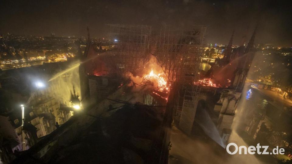 Dieses von der Paris Fire Brigade zur Verfügung gestellte Foto zeigt eine Luftaufnahme während des Brands in der Pariser Kathedrale Notre-Dame am Montagabend. Bild: Benoit Moser/Paris Fire Brigade/dpa