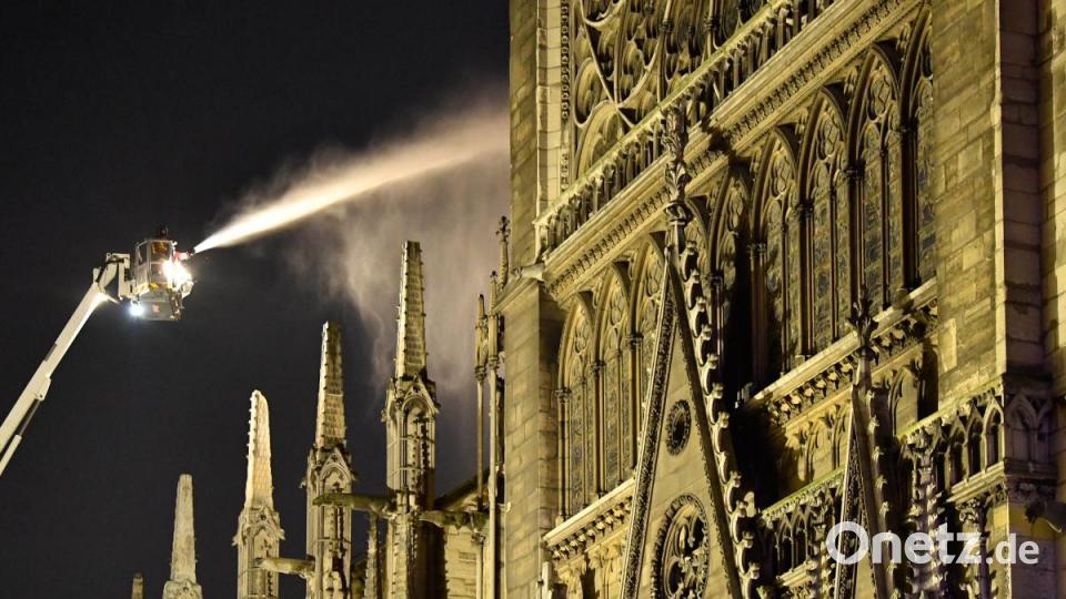 Ein Feuerwehrmann versucht, das Feuer in der Kathedrale Notre-Dame zu löschen. Bild: Julien Mattia/Le Pictorium Agency via ZUMA/dpa
