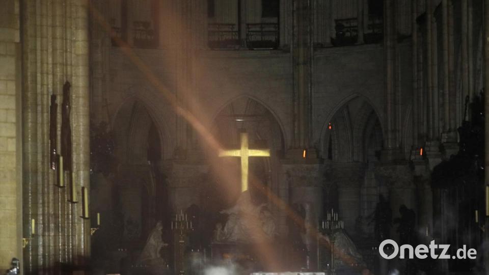Der Altar der Kathedrale Notre-Dame ist von Rauch umgeben. Bild: Philippe Wojazer/Pool Reuters/AP/dpa